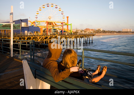 Un jeune couple a un moment romantique au Santa Monica Pier Los Angeles California USA Banque D'Images