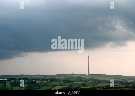 Storm Clouds over Emley Moor Mast Banque D'Images