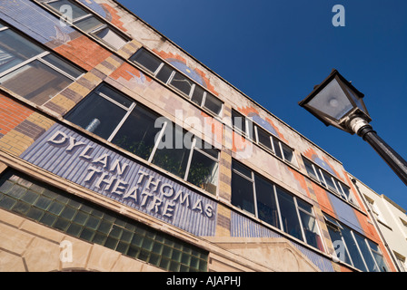 La partie du bâtiment du Théâtre Dylan Thomas , Swansea, Pays de Galles - Prises d'un angle faible. Banque D'Images