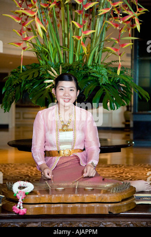 Instrument à cordes Khim Asian. le kim est un instrument de musique à cordes dérivé du Santur persan, joué dans le hall de l'hôtel. Thaïlande Banque D'Images