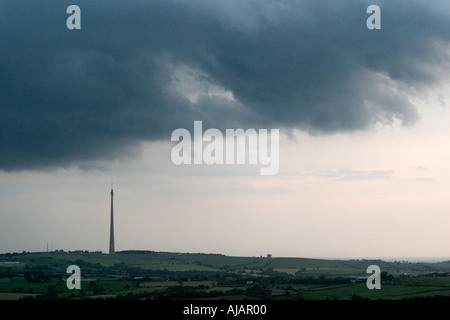 Storm Clouds over Emley Moor Mast Banque D'Images