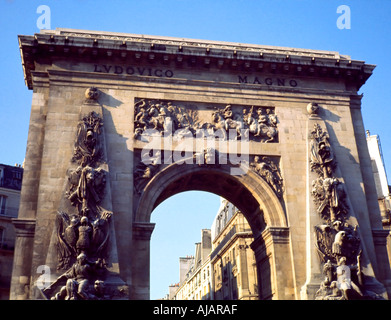 France Paris Arc de Triomphe à la Porte Saint Denis construire par Louis XIV érigée 1671 Banque D'Images