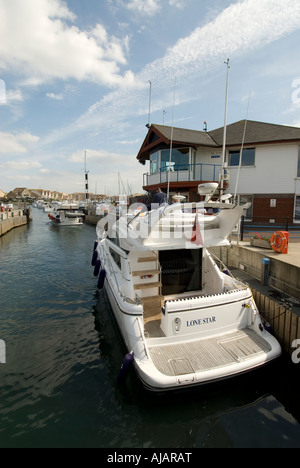 Bateau à moteur en passant par un raz-de-lock Banque D'Images