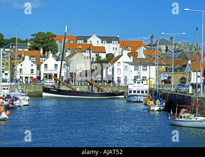 Fifie navire de pêche de type Reaper attachés dans le port d'Anstruther avec le Musée écossais de la pêche dans l'arrière-plan Banque D'Images