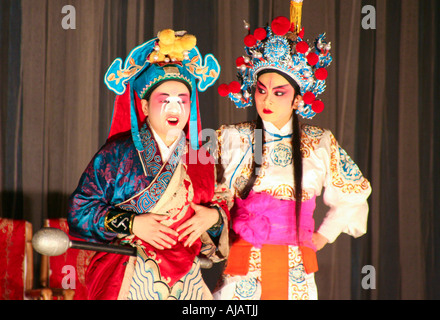 Deux jeunes et talentueuses actrices de l'Opéra de Chengdu habillés en vêtements traditionnels d'effectuer sur la scène. Banque D'Images