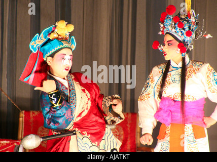 Deux jeunes et talentueuses actrices de l'Opéra de Chengdu habillés en vêtements traditionnels d'effectuer sur la scène. Banque D'Images