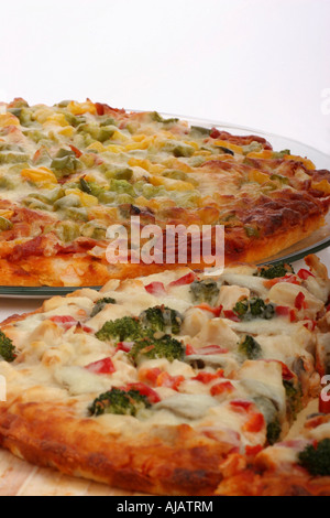 Pizza végétarienne sur une assiette de fromage légumes fast food photographie personne ne photo gros plan vue de dessus aux États-Unis vertical haute résolution Banque D'Images