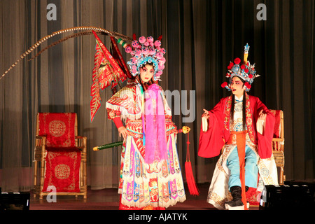 Deux jeunes et talentueuses actrices de l'Opéra de Chengdu habillés en vêtements traditionnels d'effectuer sur la scène. Banque D'Images