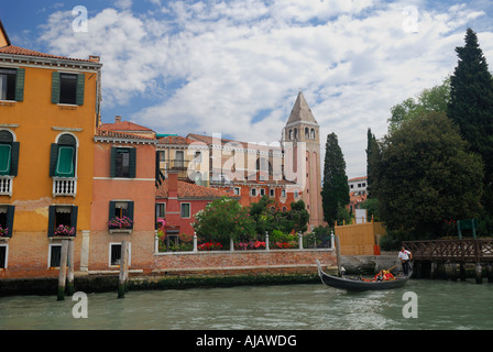 L'église San Vidal cathloic et gondolier du Grand canal Venise Italie Banque D'Images