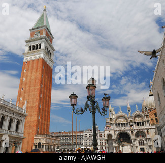 La place St Marc avec Bell Tower et cathédrale lampost Venice Banque D'Images