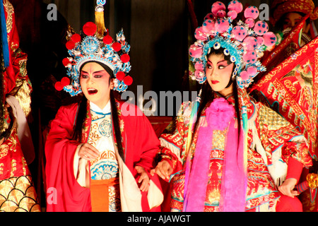 Deux jeunes et talentueuses actrices de l'Opéra de Chengdu habillés en vêtements traditionnels d'effectuer sur la scène. Banque D'Images