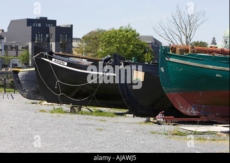 Vieux bateaux traditionnels attaché sur le rivage de la rivière corrib près de Harbour Galway le comté de Galway République d'Irlande Banque D'Images