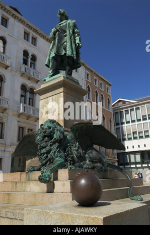 Monument en bronze de Daniele Manin homme d'État italien héros avec lion ailé à Venise Italie Banque D'Images