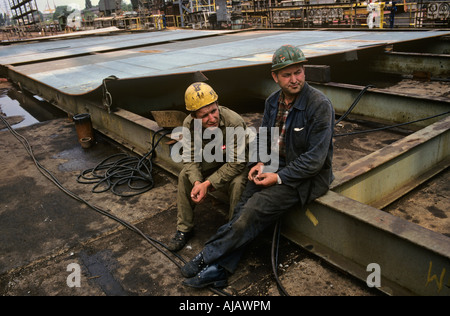 Collègues travailleurs détourner le regard pendant un moment de calme sur le chantier naval de Gdansk à la naissance de l'Union européenne Pologne Solidarité Banque D'Images