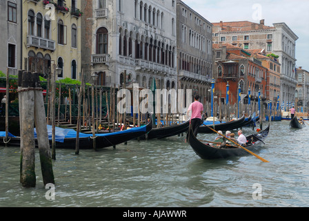 Gondoliers passant mouillée gondoles sur le Grand Canal Venise Banque D'Images