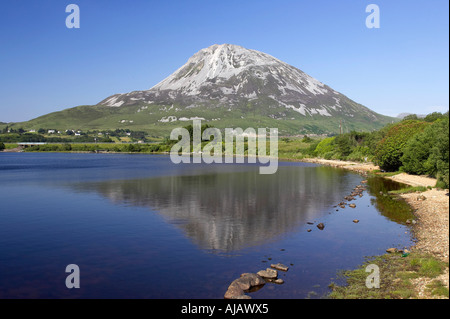 Errigal mountain donegals plus haut sommet contre un ciel bleu entre dunlewey et gweedore Banque D'Images