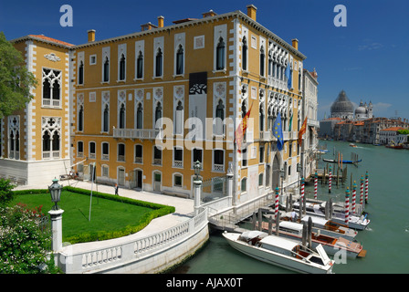 L'architecture gothique de Palazzo Cavalli Franchetti Institut culturel et bateaux amarrés sur le Grand canal à Venise Italie avec ciel bleu Banque D'Images