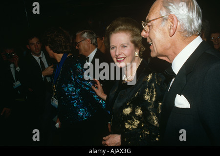 Le premier ministre Margaret Thatcher arrive avec son défunt mari Dennis à la conférence officielle 1990 Parti conservateur ball Banque D'Images