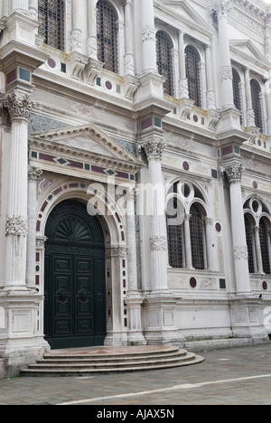 Porte avant et la façade en marbre blanc de San Rocco à Venise Banque D'Images