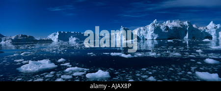 La baie de Disko Groenland des icebergs et de la glace bleue et brash de Kangilerngata Sermia visage matin d'été sur glacier Banque D'Images