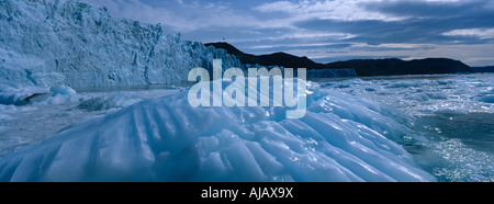 La baie de Disko Groenland des icebergs et de la glace bleue et brash de Kangilerngata Sermia visage matin d'été sur glacier Banque D'Images