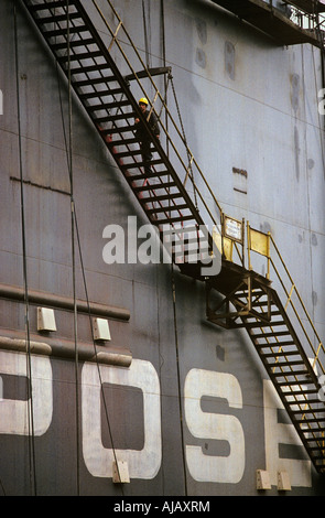 Un travailleur monte les marches d'un bras long d'un ferry allemand en construction au chantier naval de Gdansk Gdansk Pologne Banque D'Images