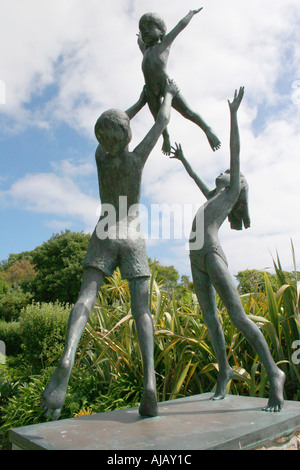 Sculpture en bronze d'enfants jouant Banque D'Images