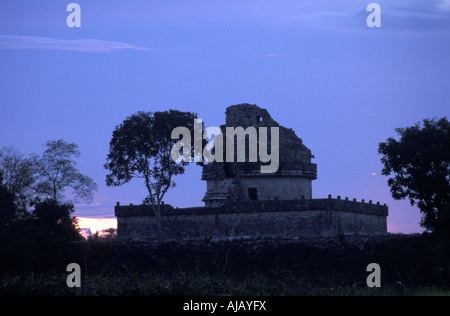 El Caracol observatoire astronomique maya au crépuscule, Chichen Itza, Mexique Yucatan Banque D'Images