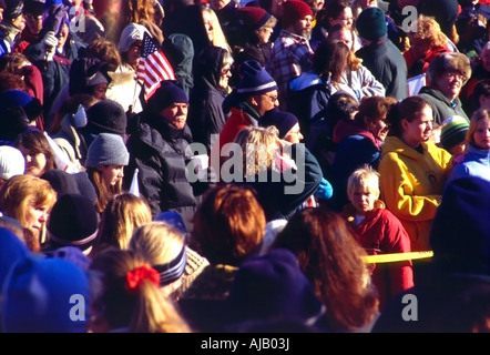 Un coup de gens intéressants de la variété de gens qui est sortie en hiver froid pour voir le passage de la flamme olympique en SLC, Utah, USA. Banque D'Images