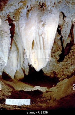 La scène underground de illuminés étrangement pris à l'intérieur de Timpanogos Cave dans l'Utah, USA dans les années 1980. Grottes ont une beauté qui leur est propre. Banque D'Images