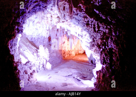 La scène underground de illuminés étrangement pris à l'intérieur de Timpanogos Cave dans l'Utah, USA dans les années 1980. Grottes ont une beauté qui leur est propre. Banque D'Images