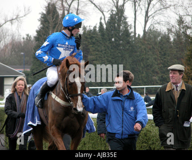 L'entraîneur jockey et propriétaire en allant vers boîtier gagnants à l'issue d'une course Banque D'Images