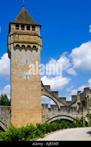 Pont Valentre un pont médiéval fortifié sur la rivière du Lot construit au 14ème siècle en Quercy Cahors sud-ouest de la France Banque D'Images