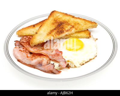 Petit-déjeuner anglais fraîchement préparé de l'Œuf frit et deux tranches de bacon avec hot Buttered Toast isolé sur un fond blanc avec aucun peuple Banque D'Images