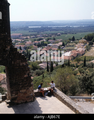 Vue depuis les ruines de l'ancien château des Papes à Chateauneuf du Pape surplombant la vallée du Rhône Banque D'Images