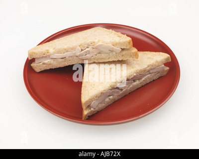 Sandwich au poulet rôti frais isolé sur un fond blanc avec un chemin de détourage et aucun peuple Banque D'Images