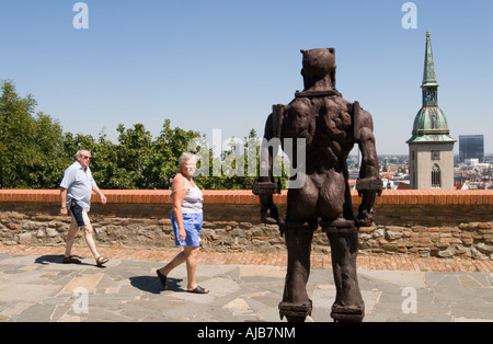 Statue d'homme de fer par Zbigniew Fraczkiewicz château de Bratislava Slovaquie Banque D'Images