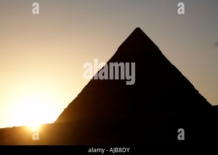 Pyramide de Khafré Chefren en silhouette avec coucher de soleil en soirée au coucher du soleil de l'Afrique Egypte Caire Giza Banque D'Images
