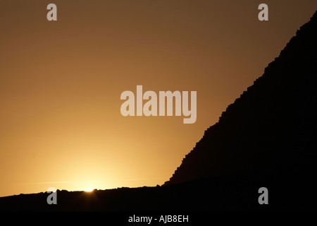 Pyramides de Khafré Chefren dans coucher de soleil avec des blocs de pierre sihouette en soirée au coucher du soleil de l'Afrique Egypte Caire Giza Banque D'Images