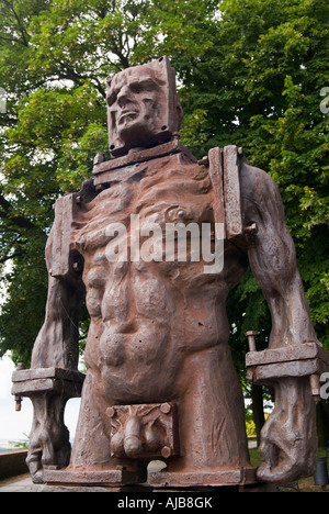 Statue d'homme de fer par Zbigniew Fraczkiewicz château de Bratislava Slovaquie Banque D'Images