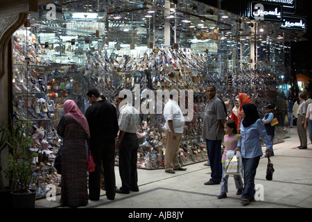 Strollig les gens en face d'élégantes boutiques et boutiques de soir ou nuit sur Gamiat annonce Dowal al Arabiya Agouza Cairo Egypte Af St Banque D'Images