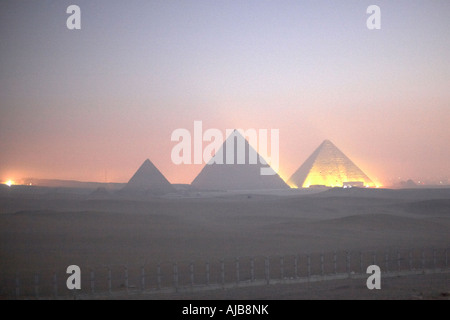 Tôt le matin de l'aube avis d'allumé en pyramides de Gizeh Le Caire Egypte Afrique Banque D'Images