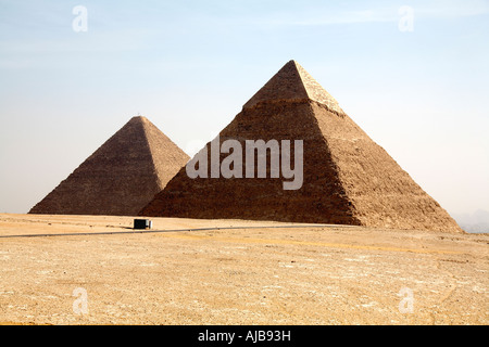 Grande pyramide de Khéops pyramide de Chéops et Chefren Khafré partout dans le désert pierreux au sud-ouest de l'Afrique Egypte Caire Giza Banque D'Images