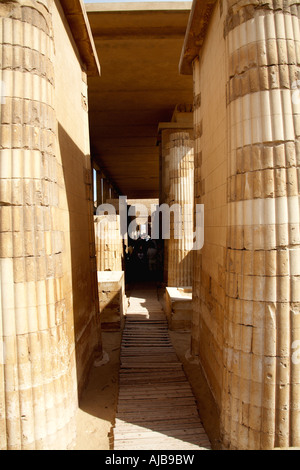 Colonnes cannelées ou nervurée en salle hypostyle de Zoser s complexe funéraire de Saqqarah, près du Caire Egypte Afrique Banque D'Images