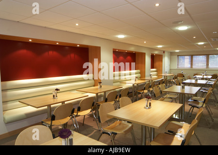 Cantine Bureau salle à manger avec tables en bois et chaises acier Banque D'Images
