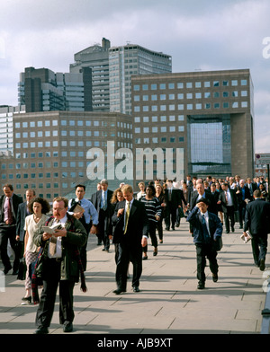 Les employés de bureau les navetteurs business men in suits et personnes marchant sur le pont de Londres dans l'heure de pointe Banque D'Images