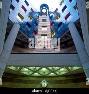 Visualiser jusqu'atrium de No 1 Bureau de la volaille bâtiment conçu par Sir James Stirling architectes Ville de London EC4 EC2 Angleterre HXXZsmng Banque D'Images