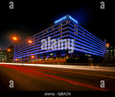 L'hôtel Novotel Hammersmith de nuit avec des sentiers dans le cadre d'une lumière de voiture Hammersmith flyover4 HXXZsmng Banque D'Images