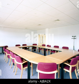 Salle de réunion de Bureau avec table en bois et chaises Tissu bourgogne HXXZsmng Banque D'Images
