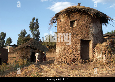Pierre ronde prêtres maisons aux toits de chaume à Lalibela Ethiopie Afrique Banque D'Images